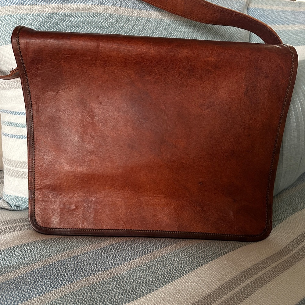 Elegant Tan Leather Messenger Bag